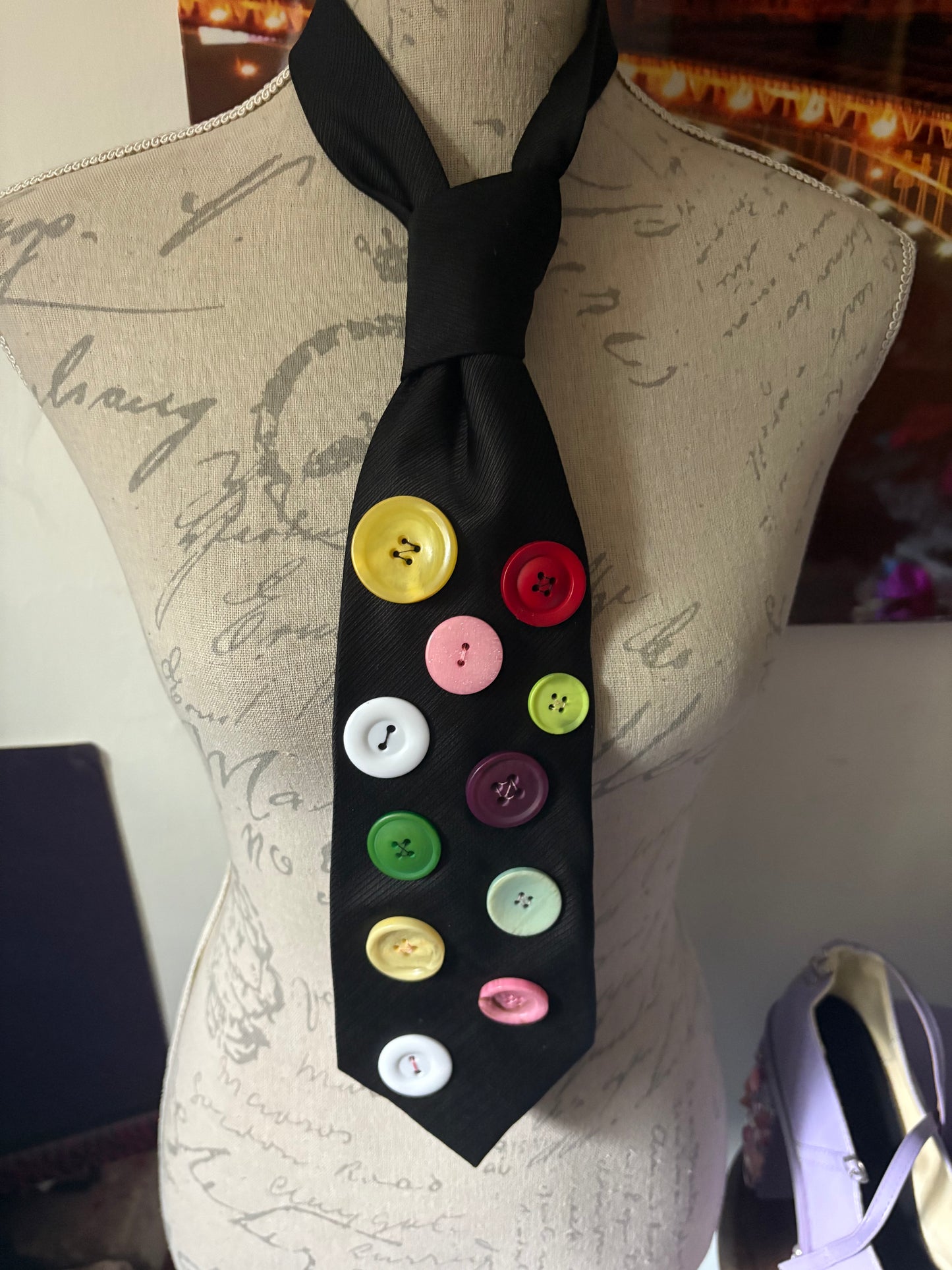 Novelty button tie