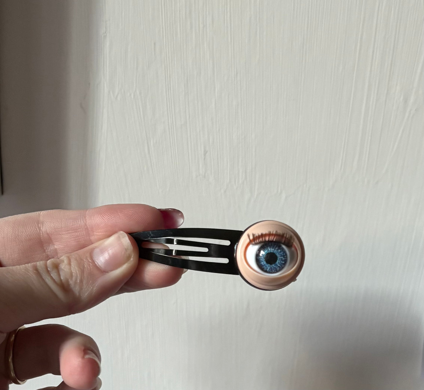 Eyeball hair clip
