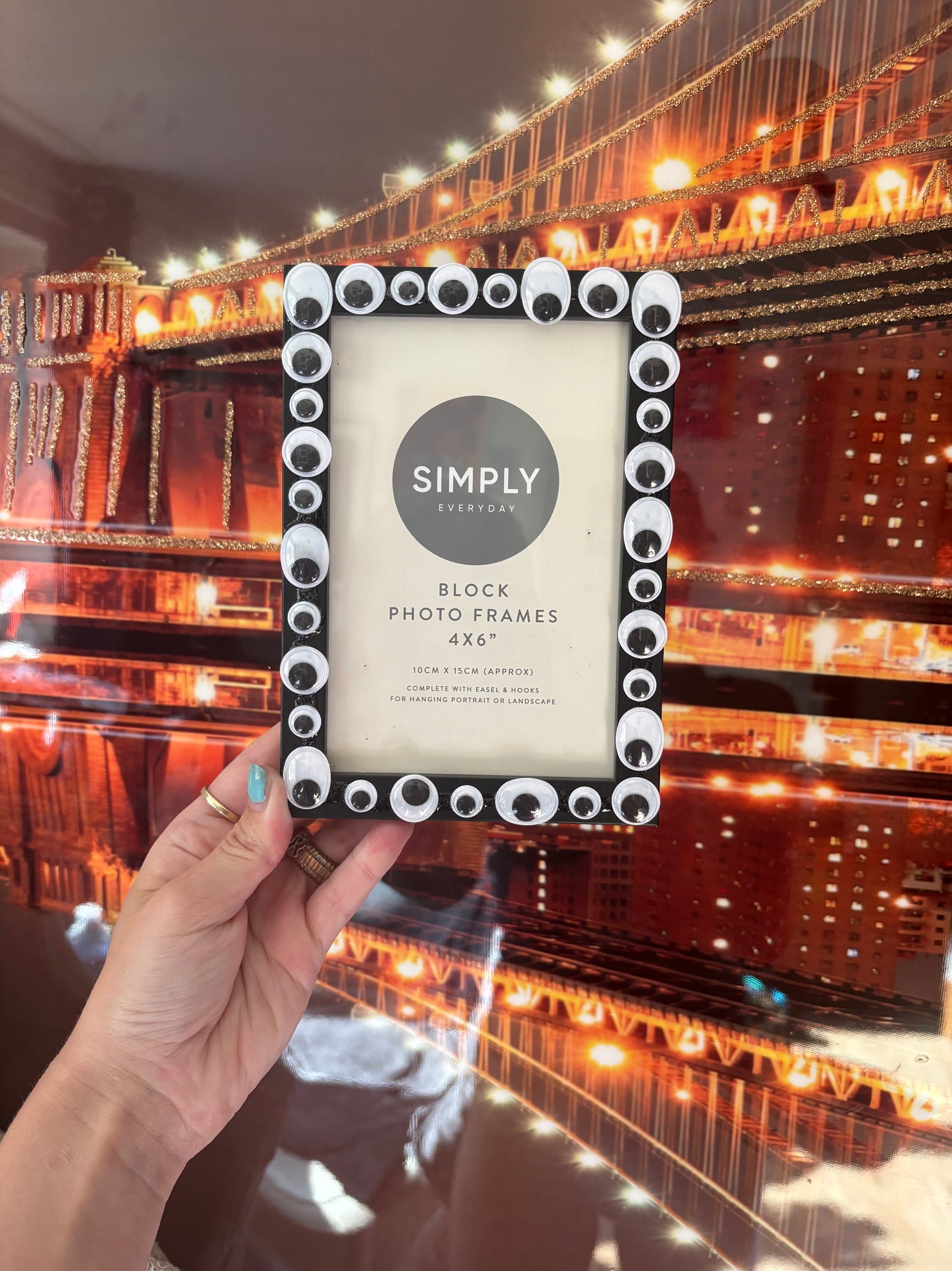 Eyeball photo frame