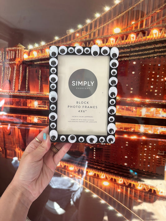 Eyeball photo frame
