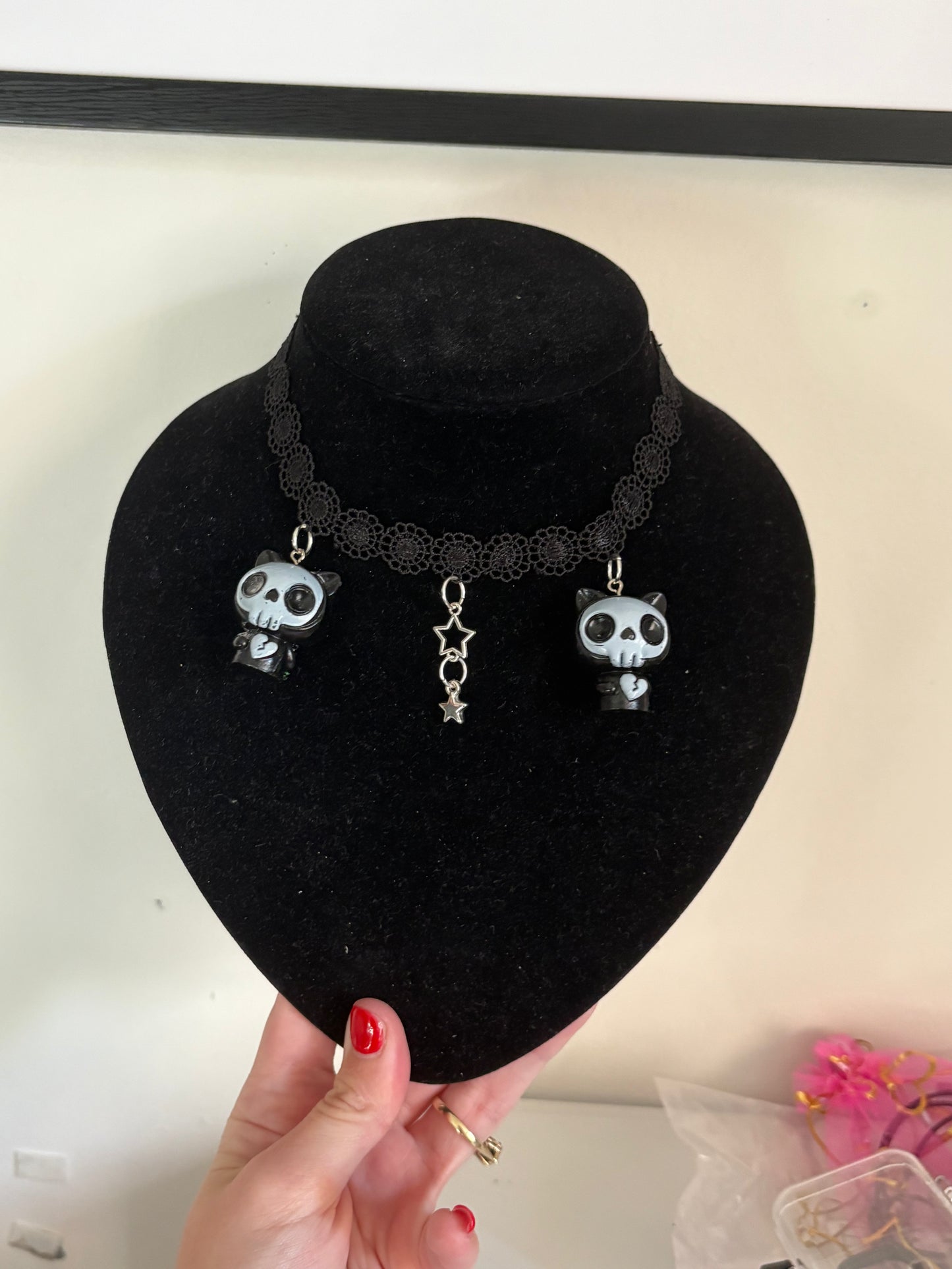 Skeleton choker