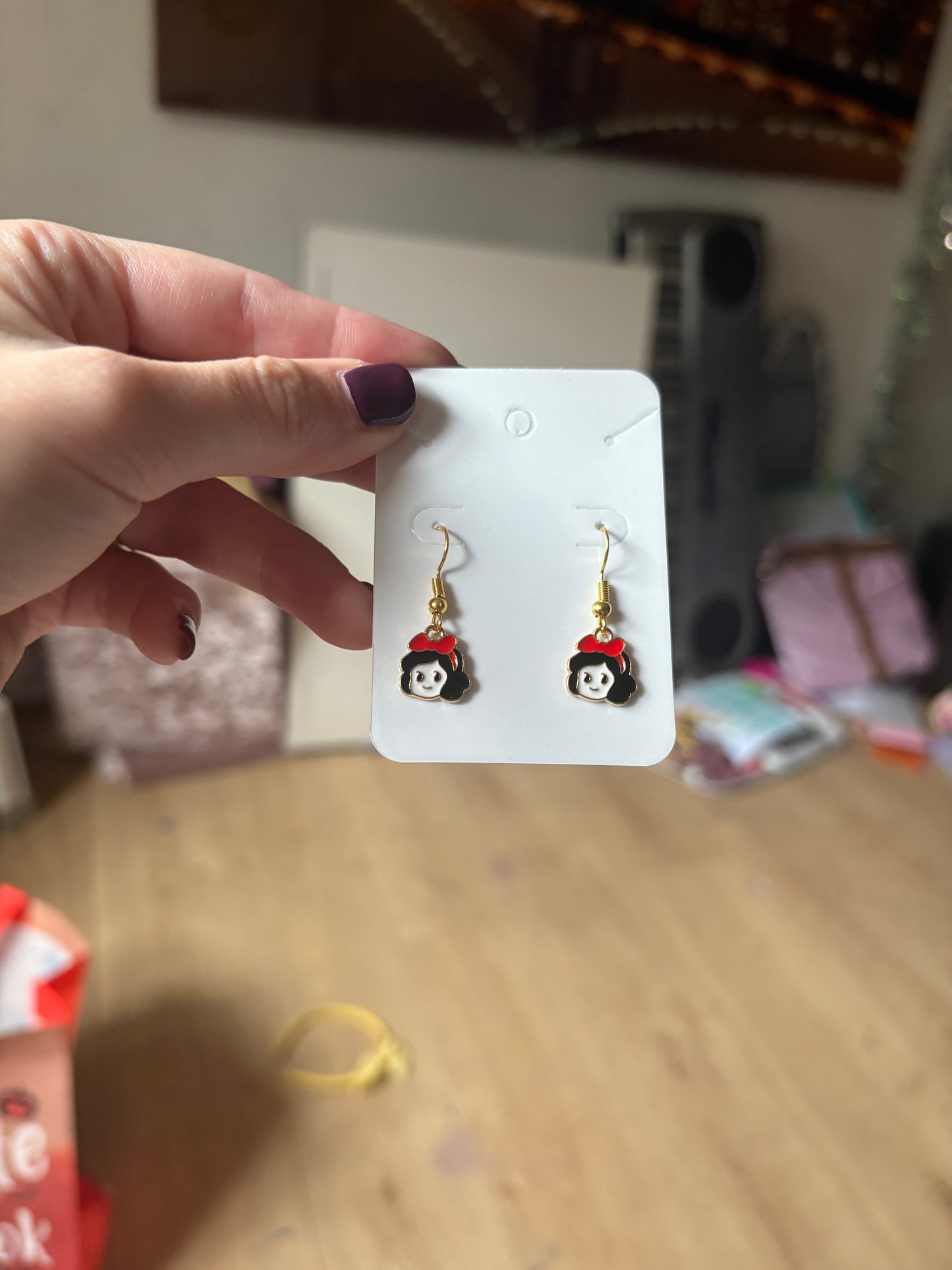 Snow White earring