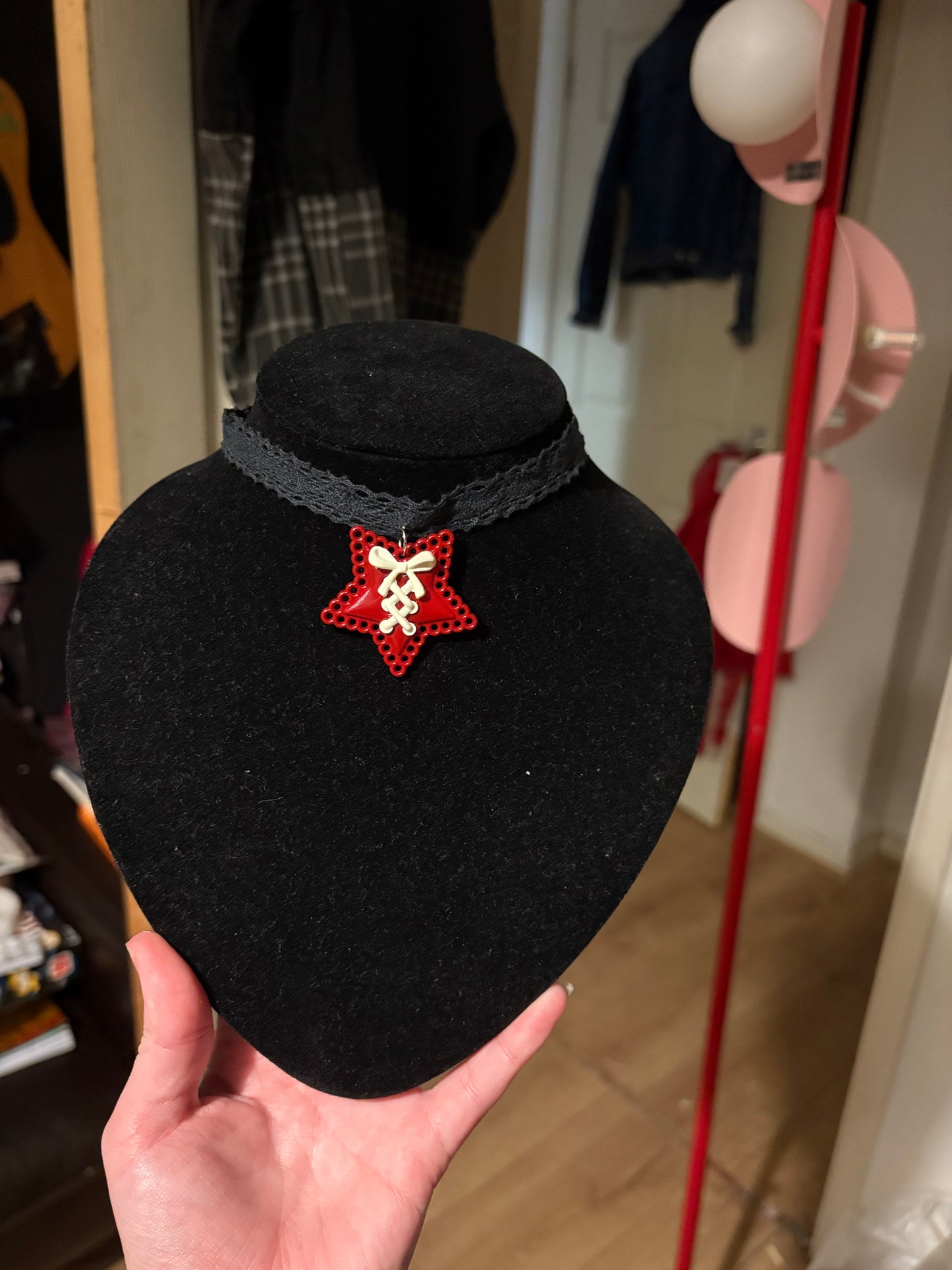 Red star choker